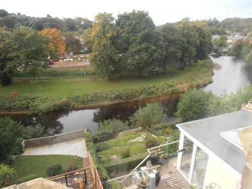 Hostal Riverside Guest House