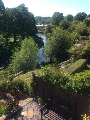 Hostal Riverside Guest House