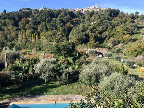 Artistic Apartment Saint-paul-de-vence With Pool