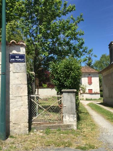 Bourguette La Petite Maison Dans La Prairie