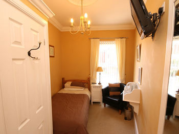 Hostal The Courtyard Guest House