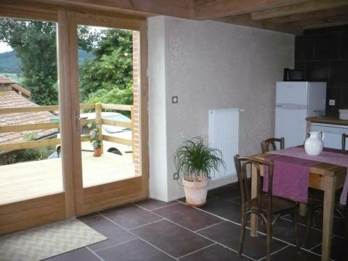 G�te Saint-romain-d'urf�, 3 Pi�ces, 4 Personnes - Fr-1-496-189