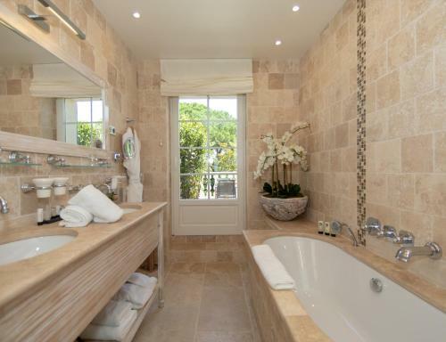 Hotel La Bastide Des Salins