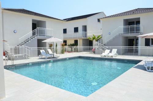 Seaside Apartment With Beach Service
