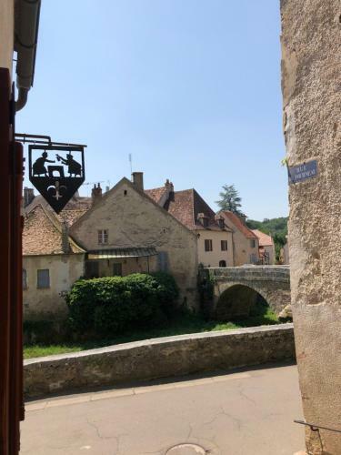 B�tisse Du Pont Pinard Et Son Granit Rose