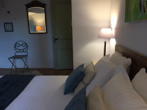 Bed & Breakfast Les Aigui�res En Provence