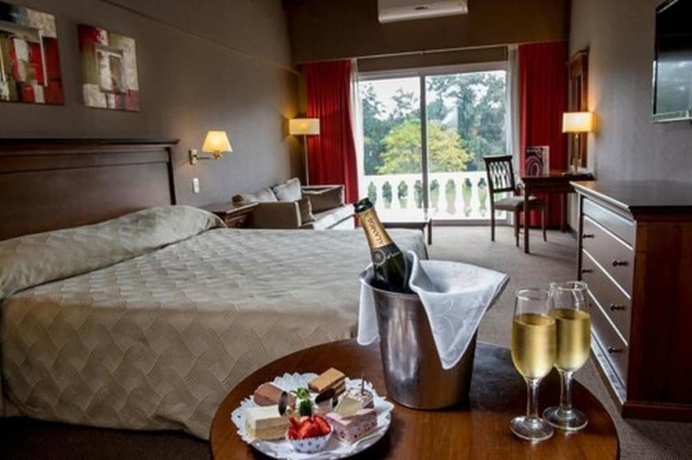 Hotel Howard Johnson Pilar Resort Spa & Convention Center