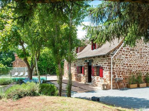 Peaceful Holiday Home In Teillots With Private Pool