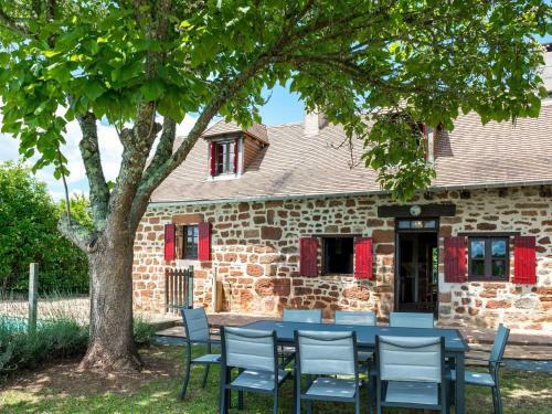 Peaceful Holiday Home In Teillots With Private Pool