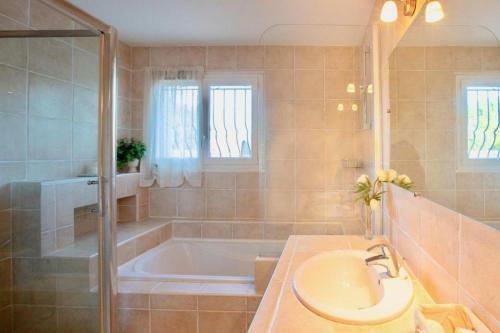 Villa Grande Maison Spacieuse Avec Piscine Priv�e Sans Vis-�-vis