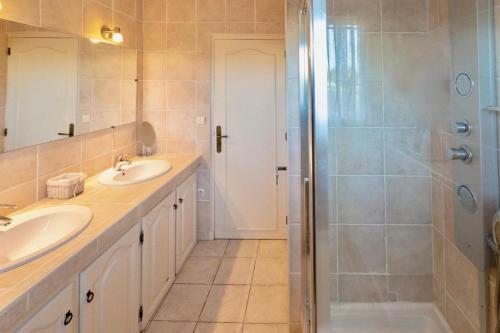 Villa Grande Maison Spacieuse Avec Piscine Priv�e Sans Vis-�-vis