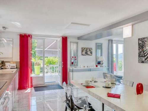 Panoramic White House Suite In Tulle