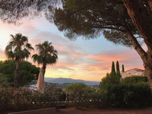 Haus Mit Garten �ber Der Bucht Von Cannes
