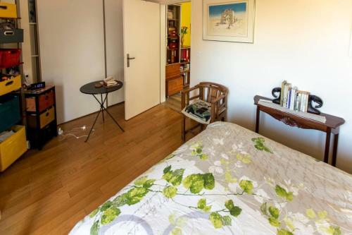 Charming Apartment With Balcony In Vanves