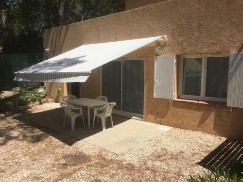 Maison D'h�tes Velaux Ecureuil Et Pin�de