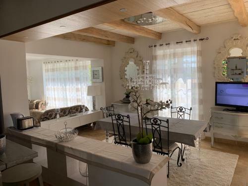 Bed & Breakfast Le Mas Des Roses 1884