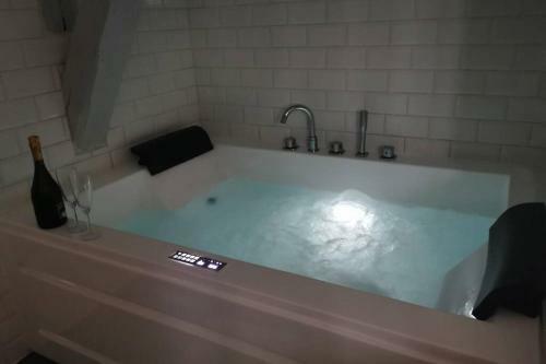 Apartamento Appartement Jacuzzi Privatif : Urban Love