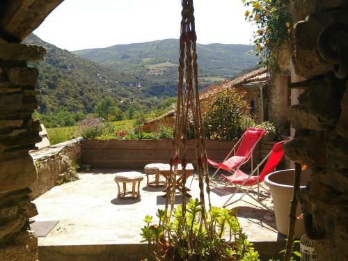 Maison Et Rivi�re