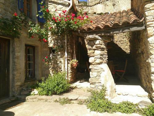 Maison Et Rivi�re