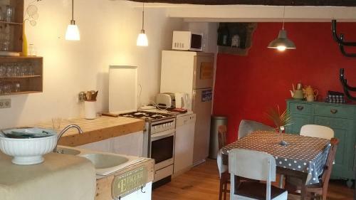 Maison Et Rivi�re