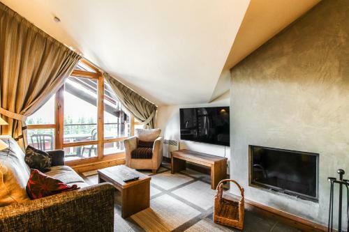 Beautiful One-bedroom Apartment With Fireplace And Stunning Views