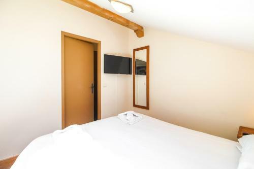 Beautiful One-bedroom Apartment With Fireplace And Stunning Views