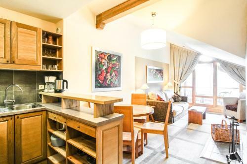 Beautiful One-bedroom Apartment With Fireplace And Stunning Views