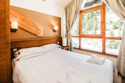 Charming 6th-floor 2-bedroom Apartment With Fireplace