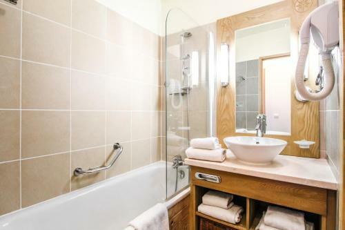 Bright, Spacious South-facing 1-bedroom Apartment