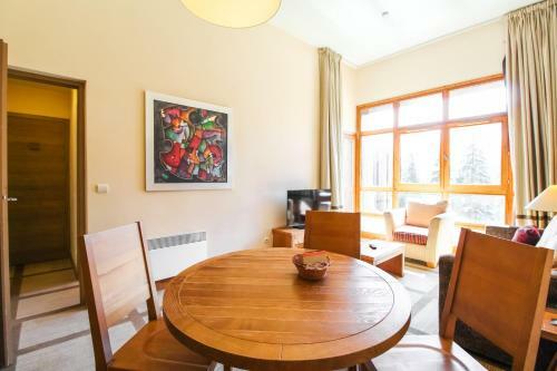 Bright, Spacious South-facing 1-bedroom Apartment