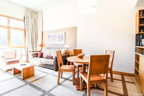 Bright, Spacious South-facing 1-bedroom Apartment