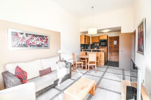 Bright, Spacious South-facing 1-bedroom Apartment