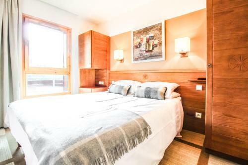 Sunny Two Bedroom Apartment With Mountain Views