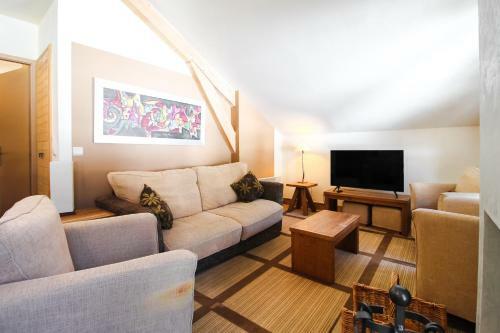 Two Internally Connecting 2-bed Apartments With Shared Private Entrance