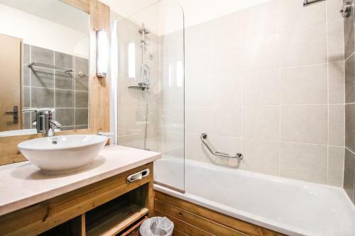 Two Internally Connecting 2-bed Apartments With Shared Private Entrance