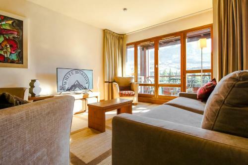 Stunning 3-bedroom Apartment With Mountain Views