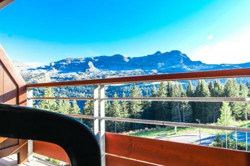 Stunning 3-bedroom Apartment With Mountain Views