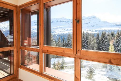 Stunning 3-bedroom Apartment With Mountain Views
