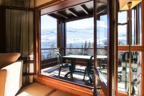 Stunning 3-bedroom Apartment With Mountain Views