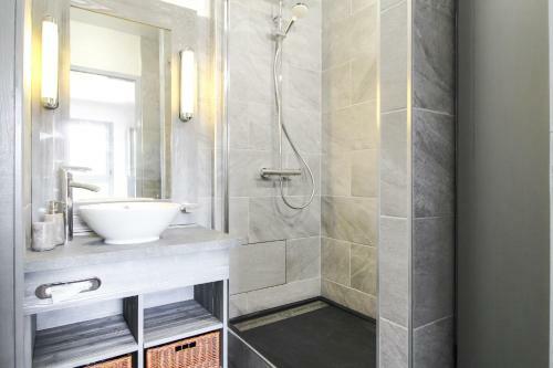 South-facing Newly Renovated 2-bed Apartment Les Terrasses D'eos