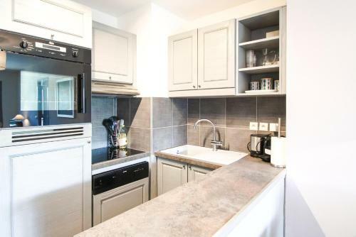 South-facing Newly Renovated 2-bed Apartment Les Terrasses D'eos