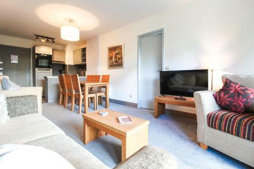 South-facing Newly Renovated 2-bed Apartment Les Terrasses D'eos