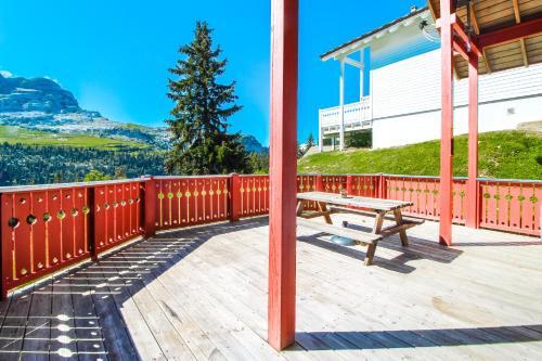 Charming 4-bedroom Ski Chalet With Terrace