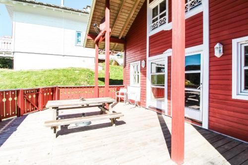 Charming 4-bedroom Ski Chalet With Terrace