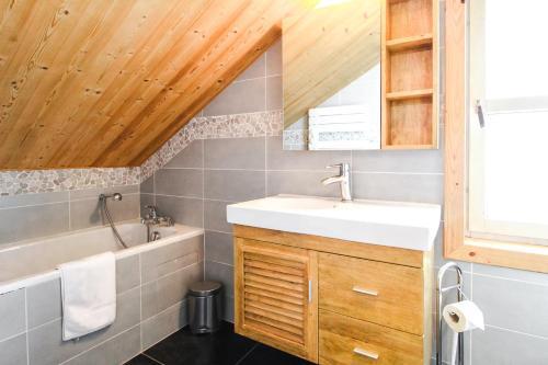 Charming 4-bedroom Ski Chalet With Terrace