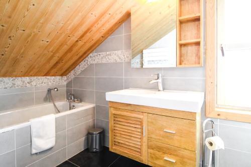 Charming 4-bedroom Ski Chalet With Terrace
