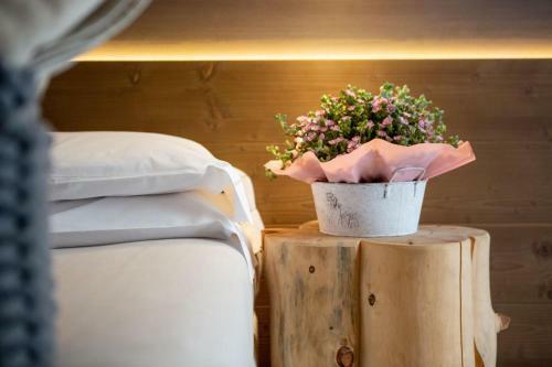Hotel Chalet Tovel - Mountain Lake