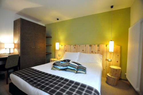 Hotel Chalet Tovel - Mountain Lake