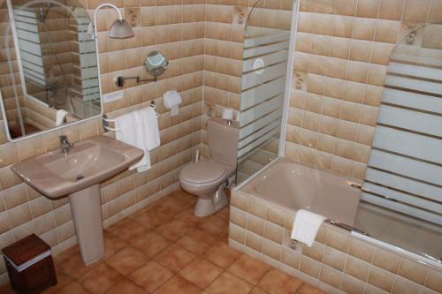 Hotel Logis Auberge De La Tour