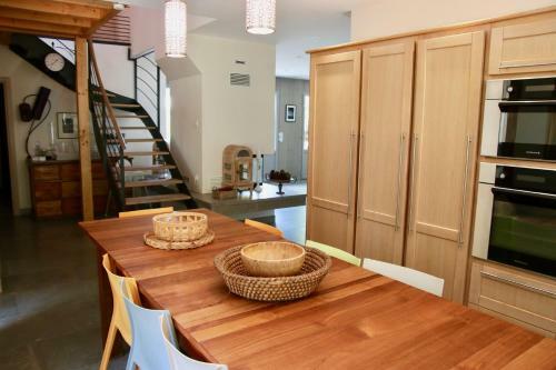 Stunning High Standard Villa, Heated Pool+aircon+terrace+garden